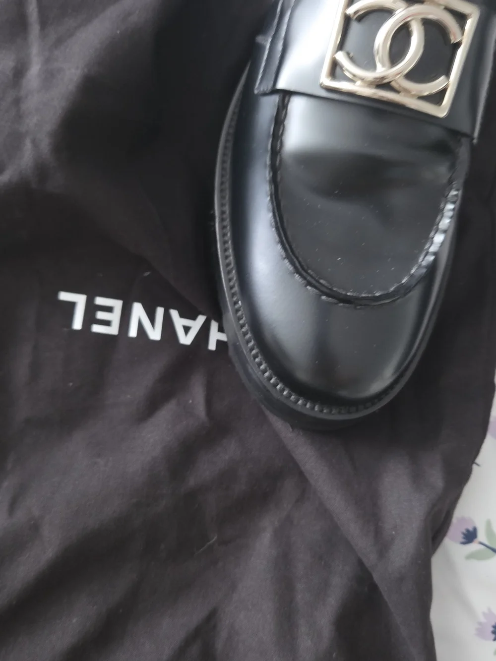Autentic CHANEL Black Leather CC Logo Loafers with Gold Hardware - Picture 3 of 12